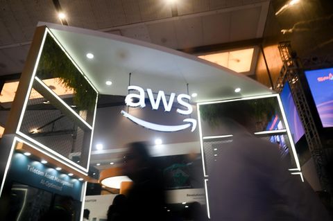 Ein AWS-Logo von Amazon an einem Messestand