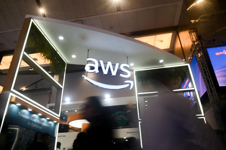 Ein AWS-Logo von Amazon an einem Messestand