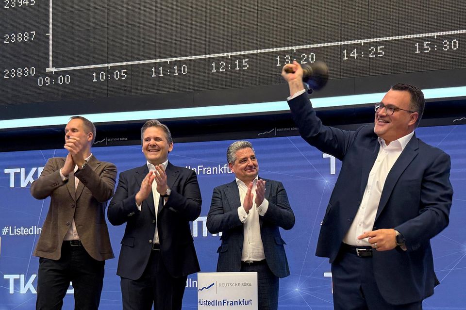 TKMS-CEO Oliver Burkhard läutet die Börsenglocke in Frankfurt