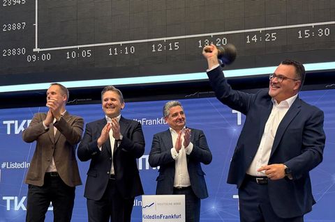 TKMS-CEO Oliver Burkhard läutet die Börsenglocke in Frankfurt