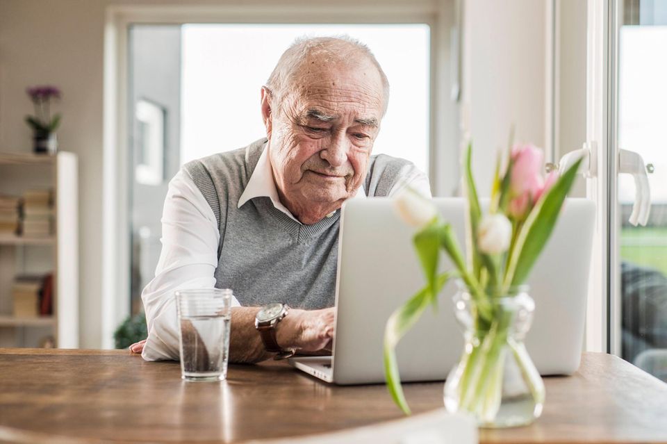 Rente: Rentner arbeitet am Laptop