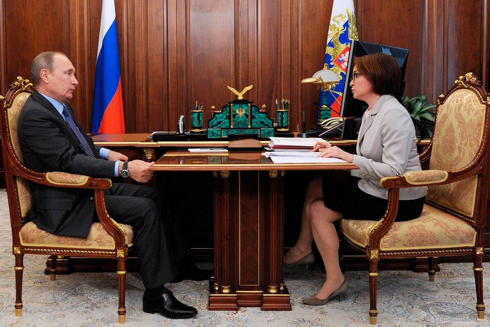 Wladimir Putin sitzt Notenbankchefin Elwira Nabiullina gegenüber