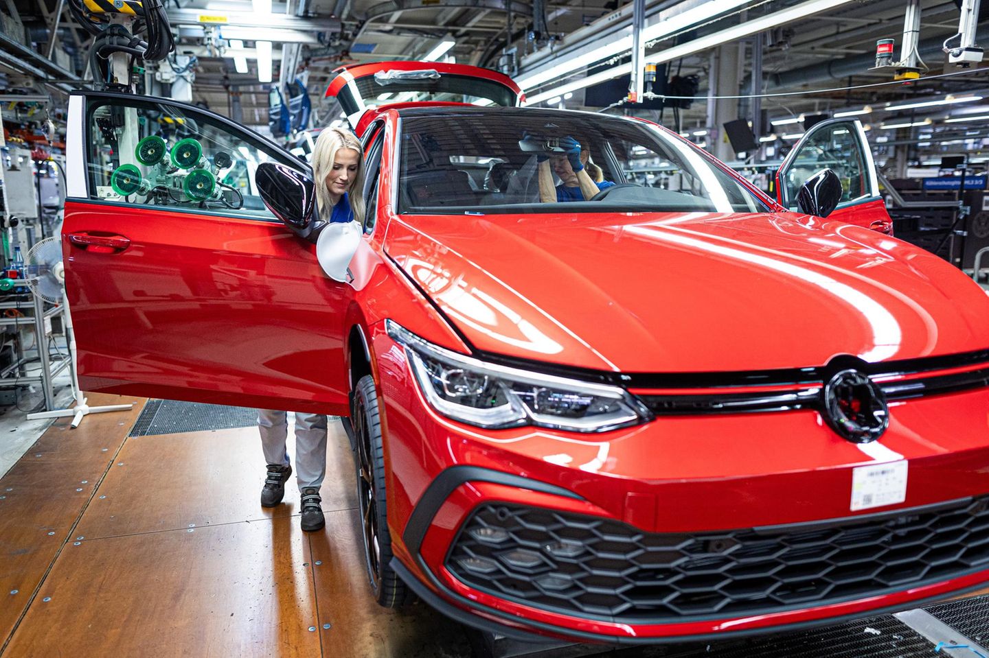 Ein Volkswagen Golf befinden sich im VW Werk in der Endmontage