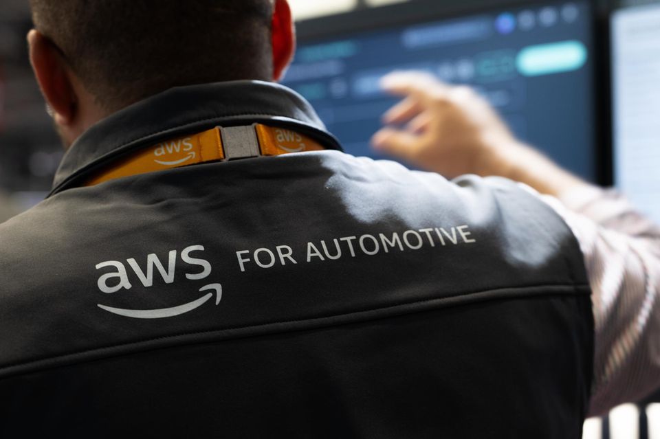 Der Schriftzug „AWS for automotive“ ist auf dem IAA-Messestand von AWS zu sehen