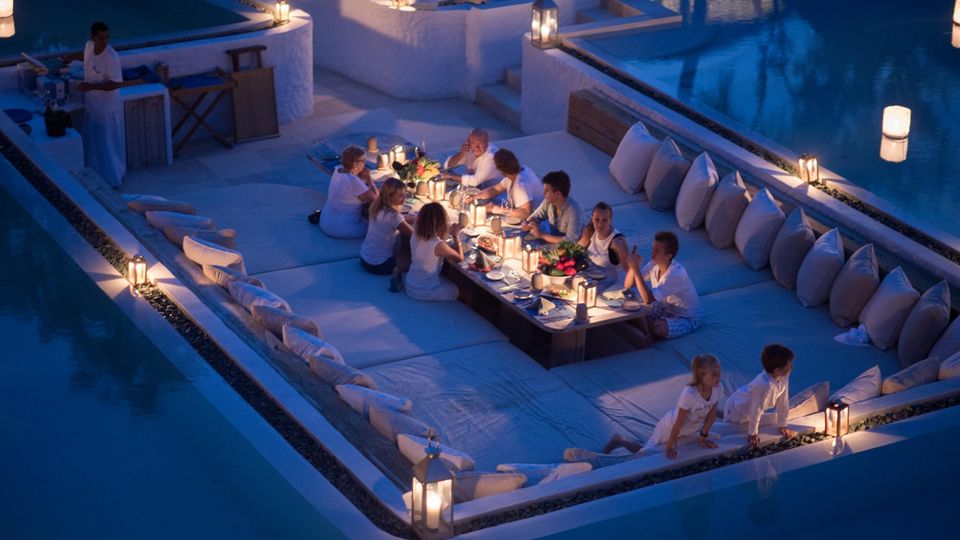 VIP-Gefühl: Gäste genießen ein privates Gourmet-Dinner in der Villa „9 Bedroom Reserve“ des „Soneva Fushi“