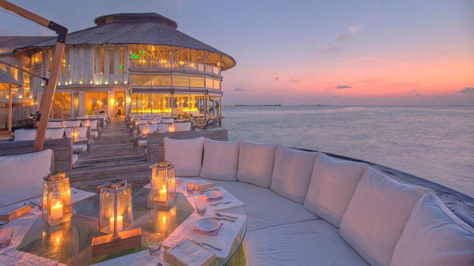 Das Restaurant „Overseas“ von Mathias Dahlgren im „Soneva Jani“ bietet innovative Küche über dem Wasser