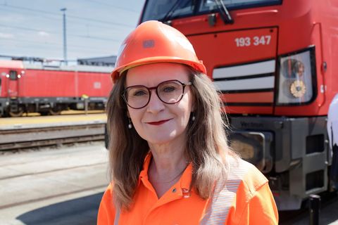Sigrid Nikutta bei der Vorstellung einer Güterzuglokomotive, die für den automatisierten Streckenbetrieb umgerüstet wurde