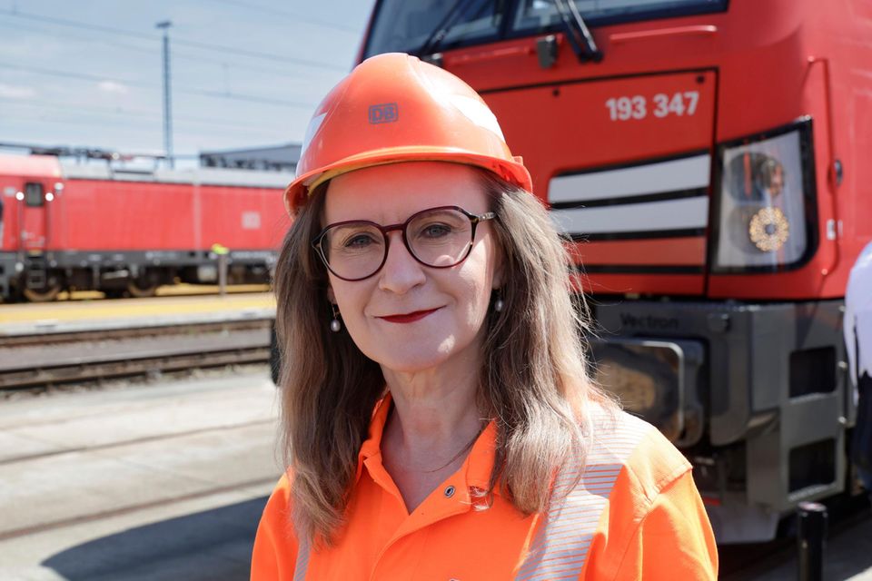 Sigrid Nikutta bei der Vorstellung einer Güterzuglokomotive, die für den automatisierten Streckenbetrieb umgerüstet wurde