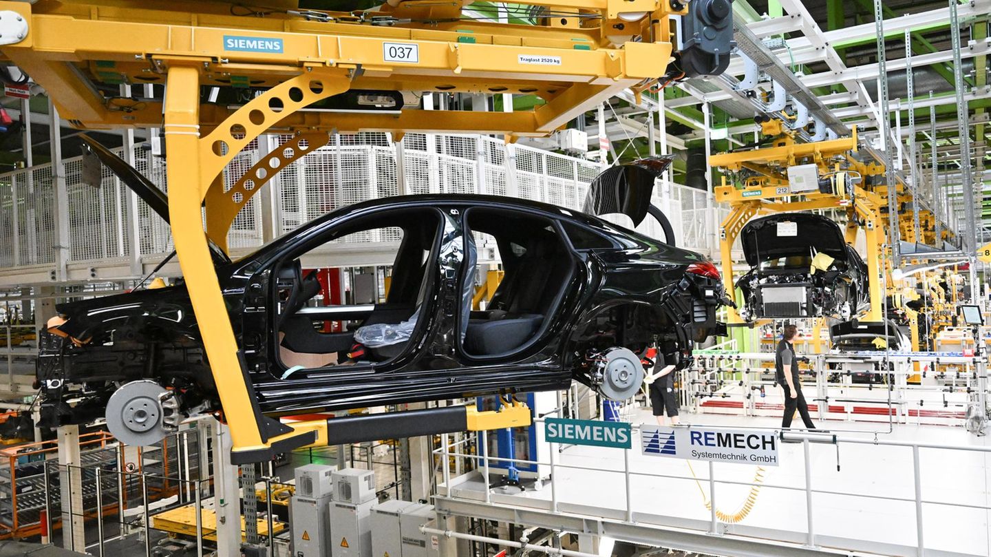 Chipmangel-In-zwei-Wochen-wird-es-eng-mit-der-Autoproduktion-