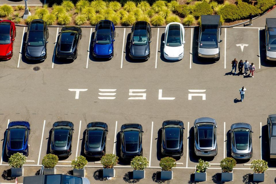 Tesla-Fahrzeuge stehen auf einem Parkplatz am Firmensitz in Fremont, Kalifornien