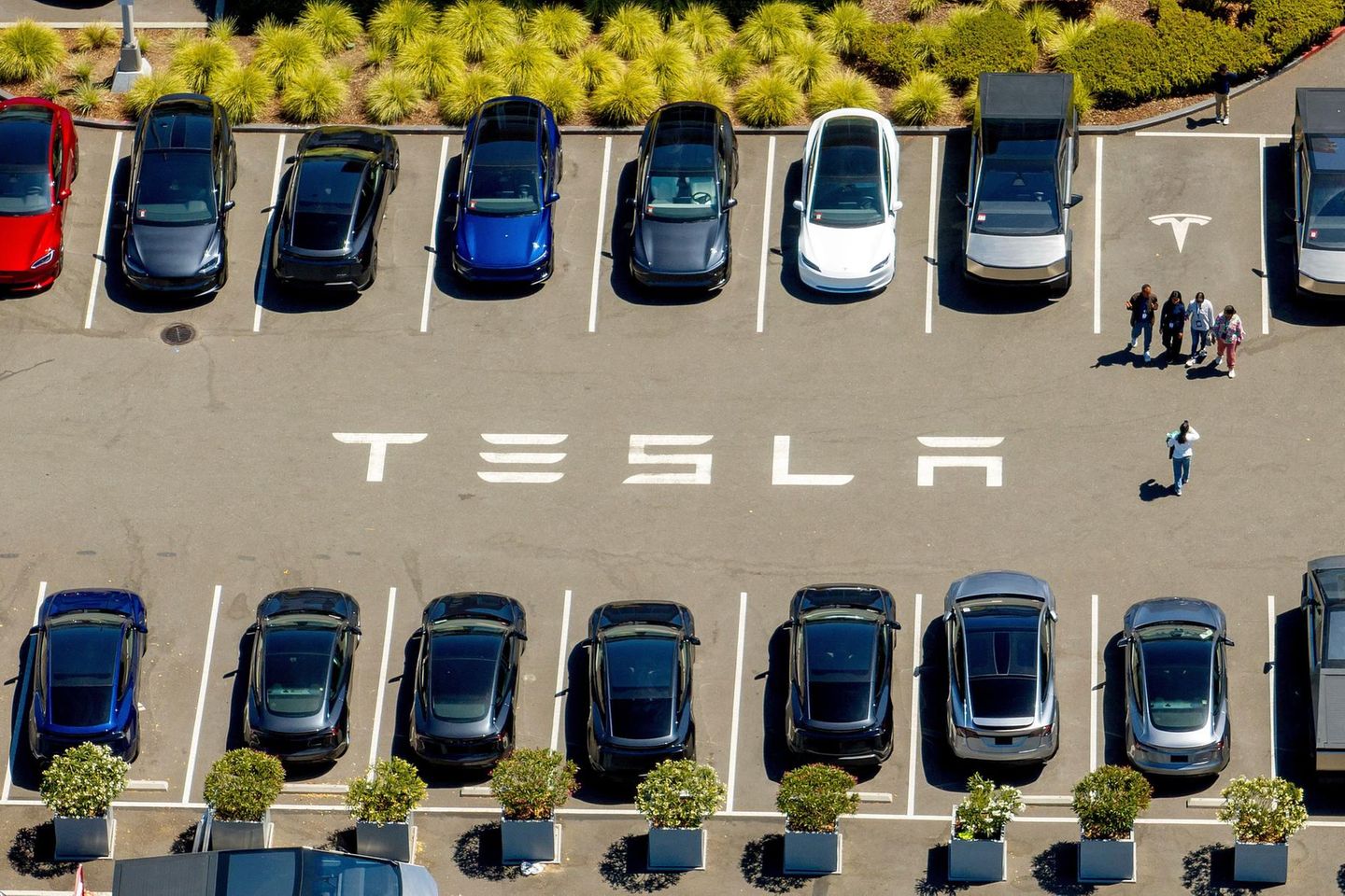 Tesla-Fahrzeuge stehen auf einem Parkplatz am Firmensitz in Fremont, Kalifornien