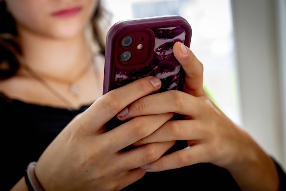 Frau mit Smartphone in der Hand