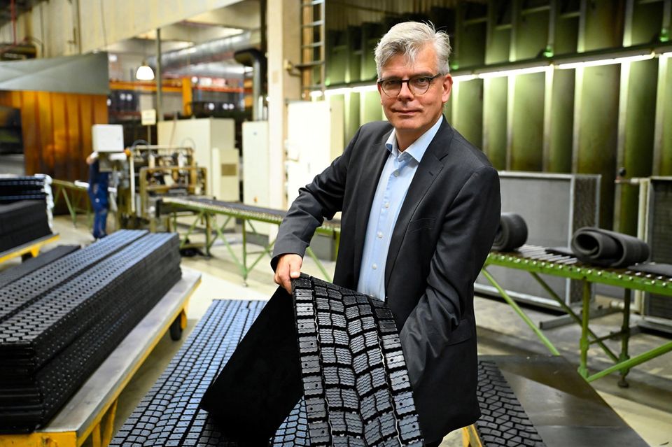 Clemens Zimmermann mit Teilen eines Autoreifens