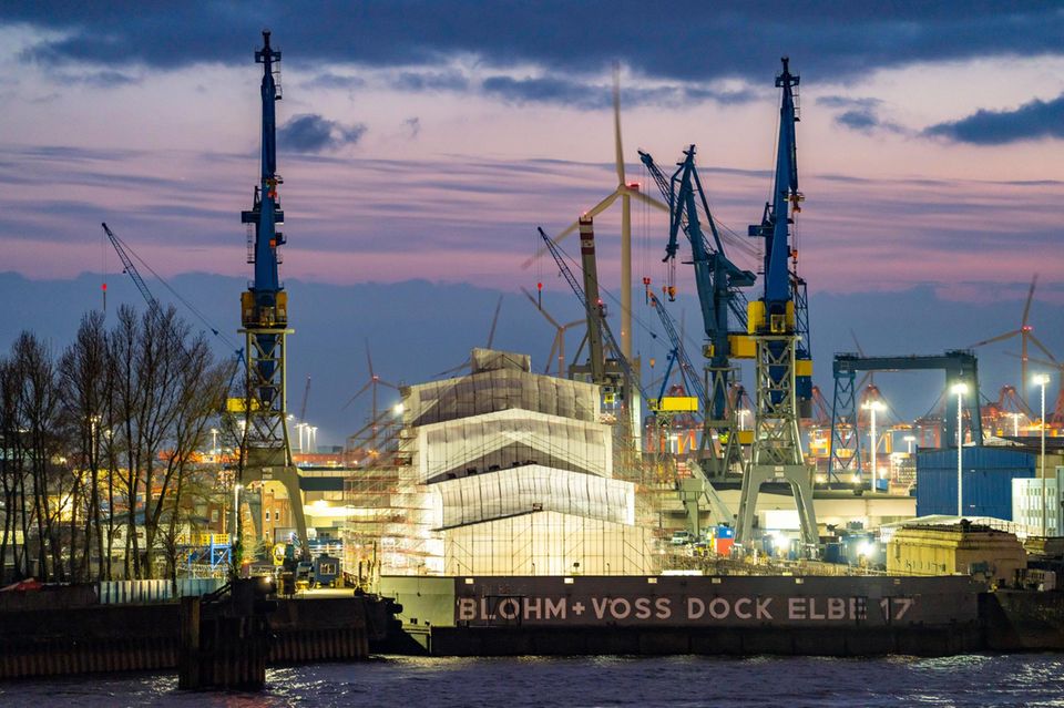 Blick auf die Blohm + Voss Werft, Dock Elbe 17, im Hamburger Hafen am Abend Blick auf die Blohm + Voss Werft, Dock Elbe 17, im Hamburger Hafen am Abend