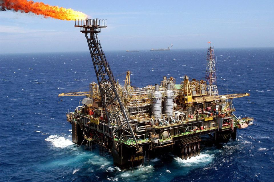 Ölplattform vor der Küste Brasiliens Energiewende: Ölplattform vor der Küste Brasiliens