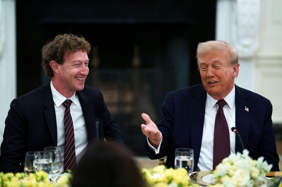 Donald Trump und Mark Zuckerberg Anfang September hatte Donald Trump die Vorstandsvorsitzenden der wichtigsten Techunternehmen in den USA ins Weiße Haus eingeladen. Hier unterhält er sich mit Meta-Chef Mark Zuckerberg