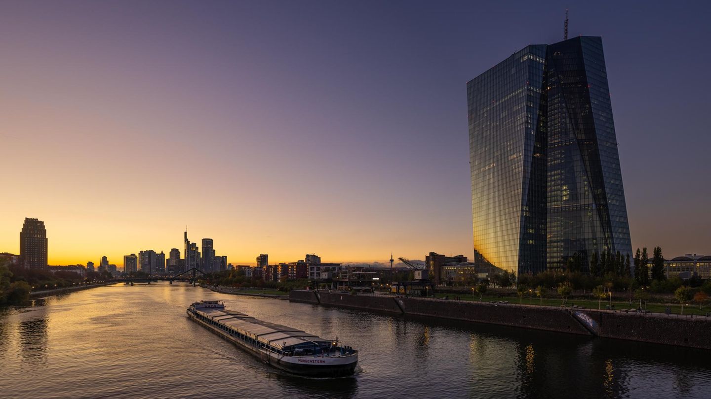 Interest rate decision: Why interest rates aren't falling - | at least ...