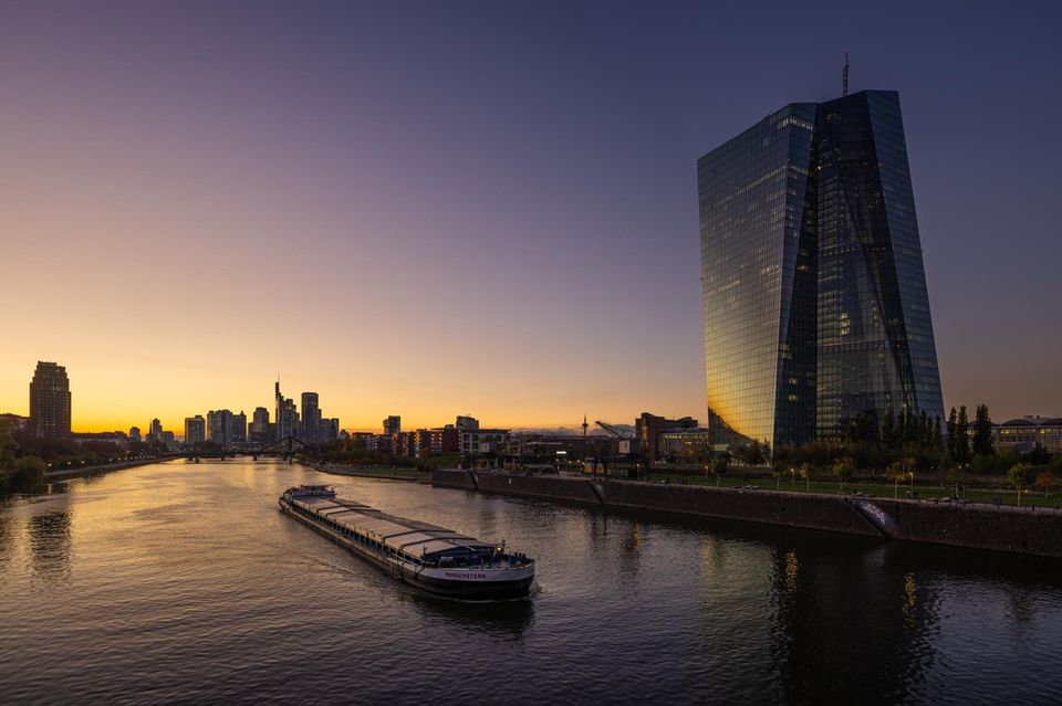 Ein Schiff passiert im Abendlicht auf dem Main die EZB in Frankfurt Ein Schiff passiert im Abendlicht auf dem Main die EZB in Frankfurt