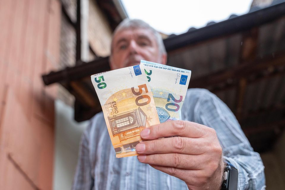Mann mit Geldscheinen in der Hand Mann mit Geldscheinen in der Hand