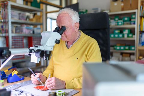 Ein Senior arbeitet in seiner Elektronik-Werkstatt.