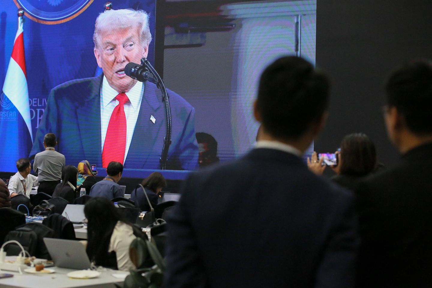 Trump ist auf einem Bildschirm in Kuala Lumpur zu sehen Trump ist auf einem Bildschirm in Kuala Lumpur zu sehen