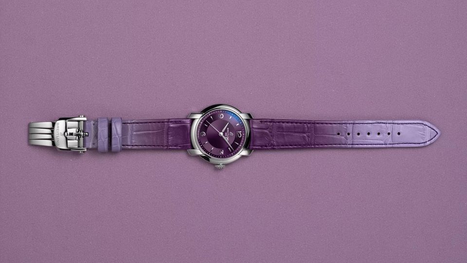 Schlichtes Stahlgehäuse, kräftige Farben bei Zifferblatt und Armband: die „Lady Premier“ weiß zu begeistern