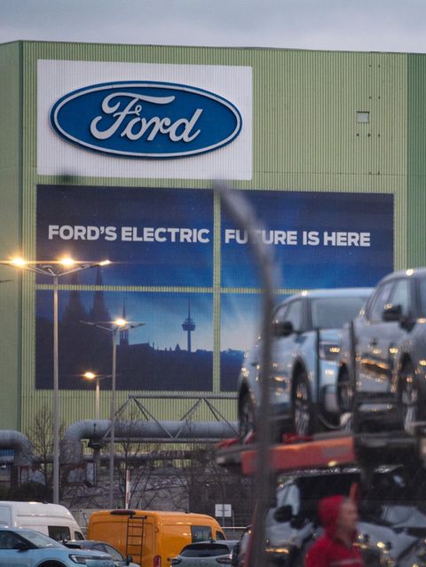 „Ford's electric future is here“ steht am Kölner Werk des US-Autobauers