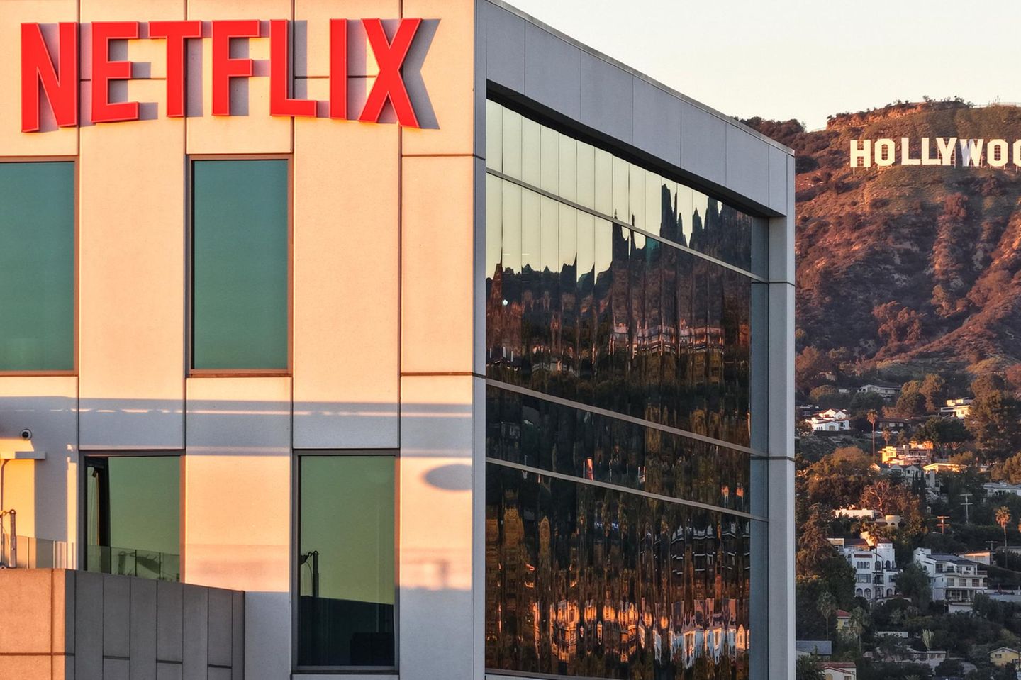 Netflix vs. Paramount: Das bedeutet der Kampf um Warner für Anleger ...