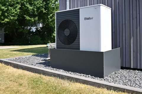 Eine Wärmepumpe steht vor einem Haus