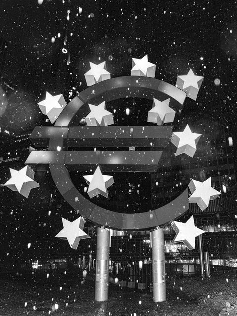 Anleihen: Ein Eurosymbol im verschneiten Frankfurt