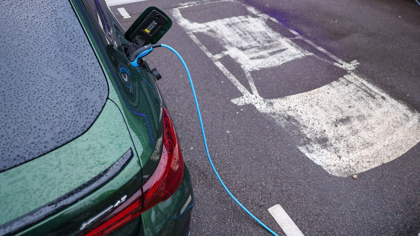 Elektroautos-Wenn-der-Bordstein-mit-Hilfe-von-Rheinmetall-das-E-Auto-l-dt