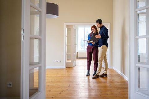 Eine Frau und ein Mann stehen in einer Wohnung