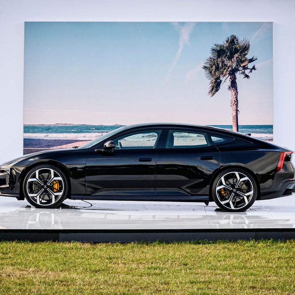 Elektroauto vor Leinwand