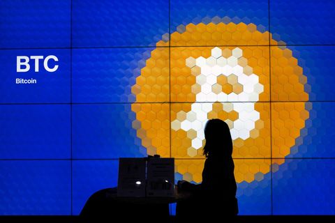 Der Bitcoin hat sich seit seinem Allzeithoch im Oktober mehr als halbiert