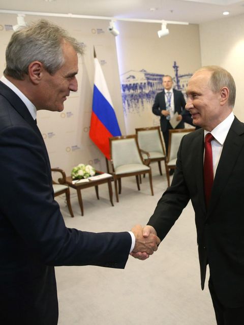 Rainer Seele und Wladimir Putin begrüßen sich