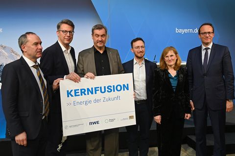 Proxima Fusion-Chef Francesco Sciortino (3.v.r.) mit dem bayerischen Ministerpräsidenten Markus Söder (3.v.l.) bei der Bekanntgabe einer möglichen Förderung durch den Freistaat