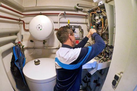 Heizungsbauer arbeitet an Heizung