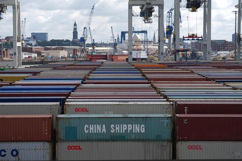 Unzählige Container stehen auf dem Container Terminal Tollerort im Hamburger Hafen