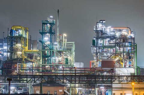 Die Anlagen auf dem Gelände vom Industriepark Höchst laufen rund um die Uhr