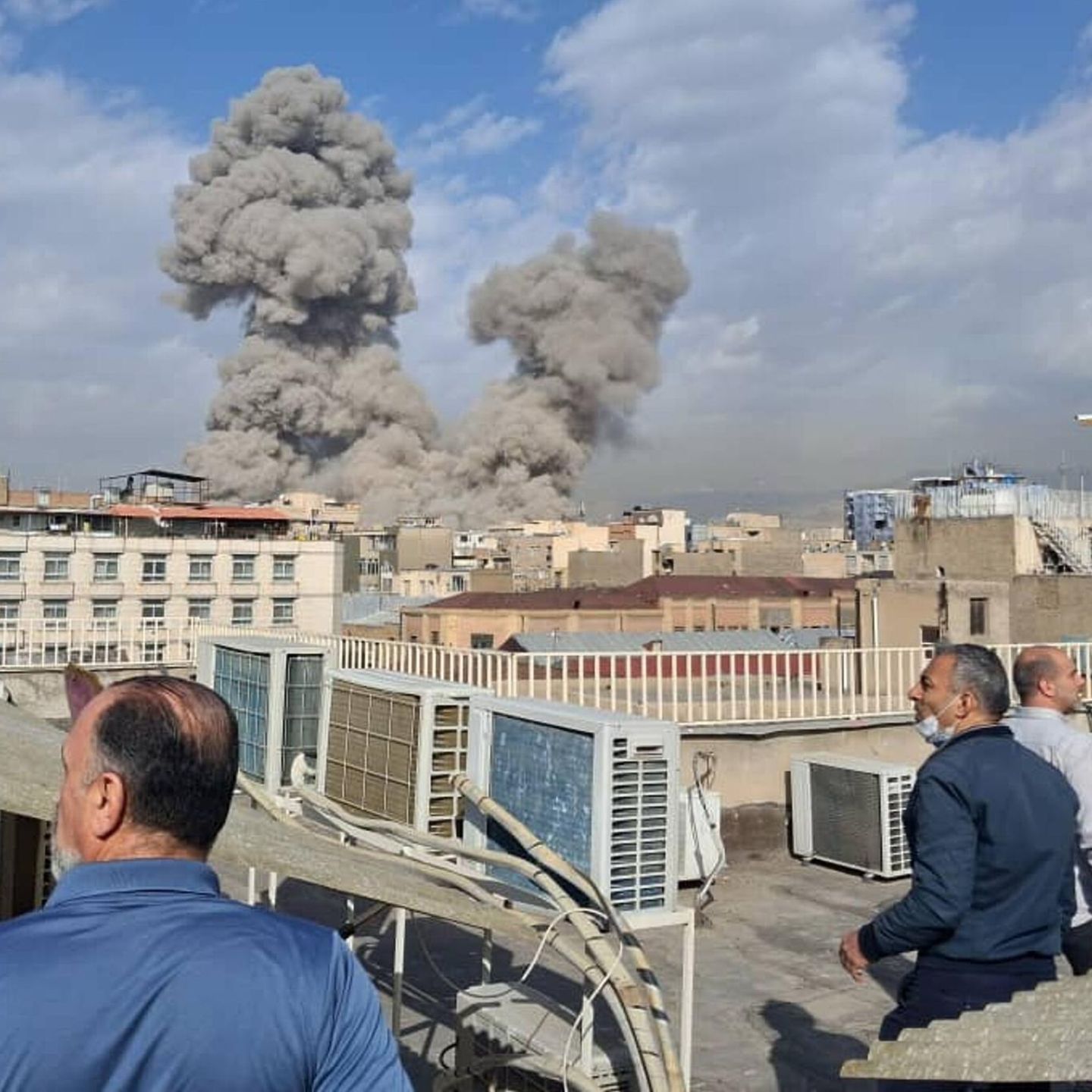 In Teheran steigen Rauchwolken nach einem Raketeneinschlag auf