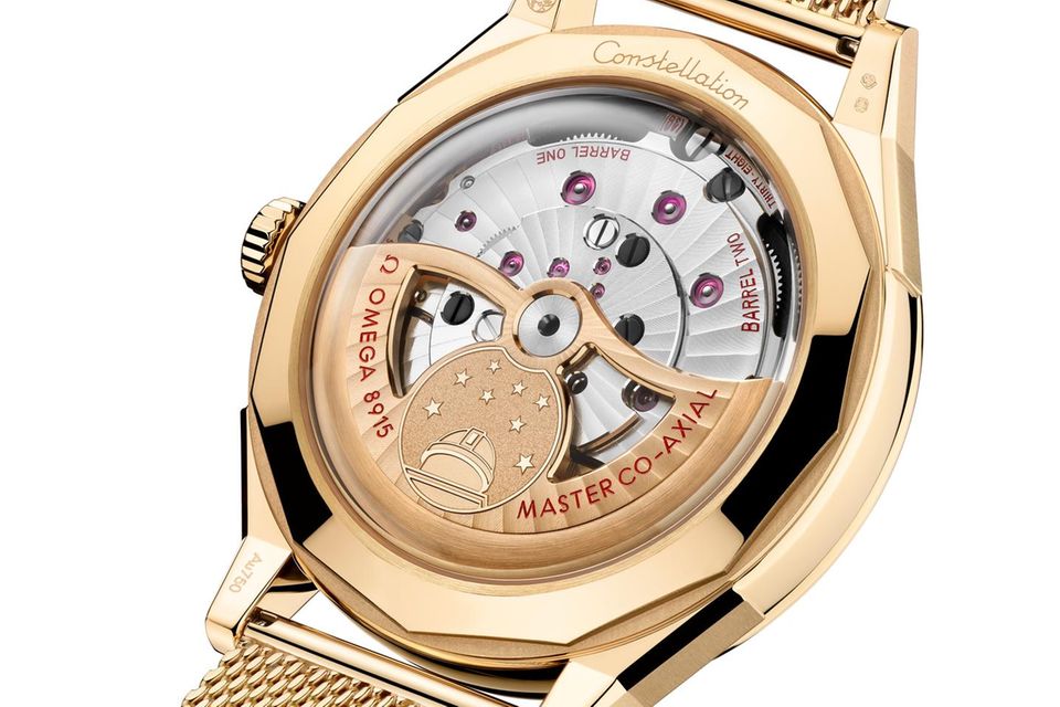 Diese Variante der Revival-Uhr ist nahezu komplett aus „18 Karat Moonshine“-Gold gefertigt, inkl. des Rotors im Werk mit der Kaliber-Nr. 8915