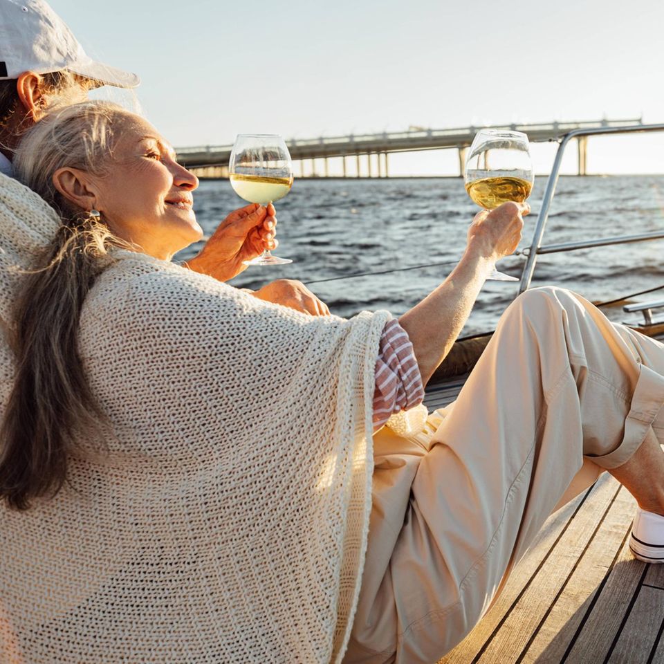 Ein älteres Paar trinkt Sekt auf einer Jacht