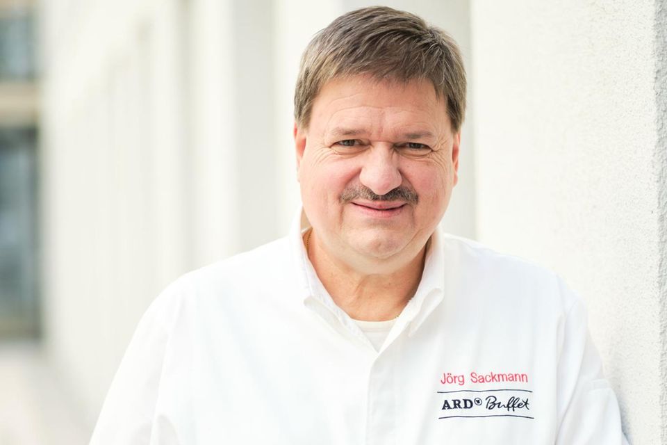 Mit Jörg Sackmann leitet im Genusshotel Sackmann in Baiersbronn der Küchenchef und Geschäftsführer persönlich das Frühstück an