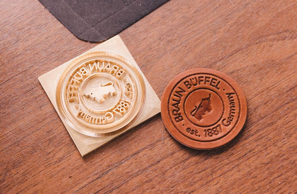 1974: Die Marke Braun Büffel wird eingeführt – ein Verweis auf das verarbeitete Büffelleder