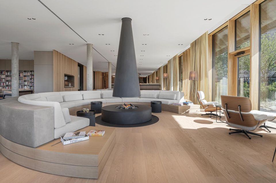 In der weitläufigen Lodge samt angrenzender Bibliothek trifft architektonische Raffinesse auf behagliche (Kamin-)Wärme
