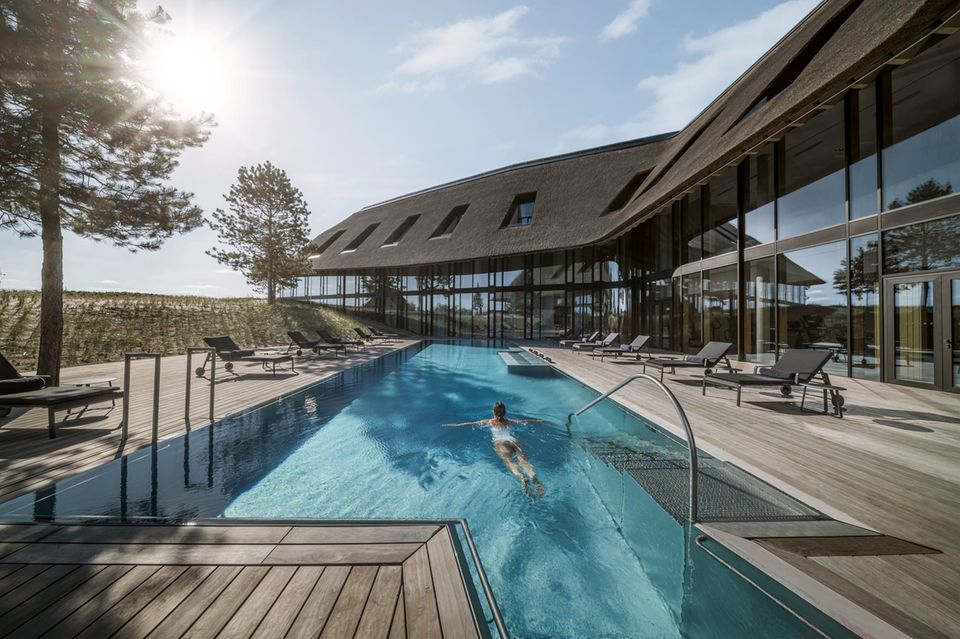 Der Außenpool des Lanserhof Sylt verbindet die Natur der Insel mit der luxuriösen Moderne des Resorts