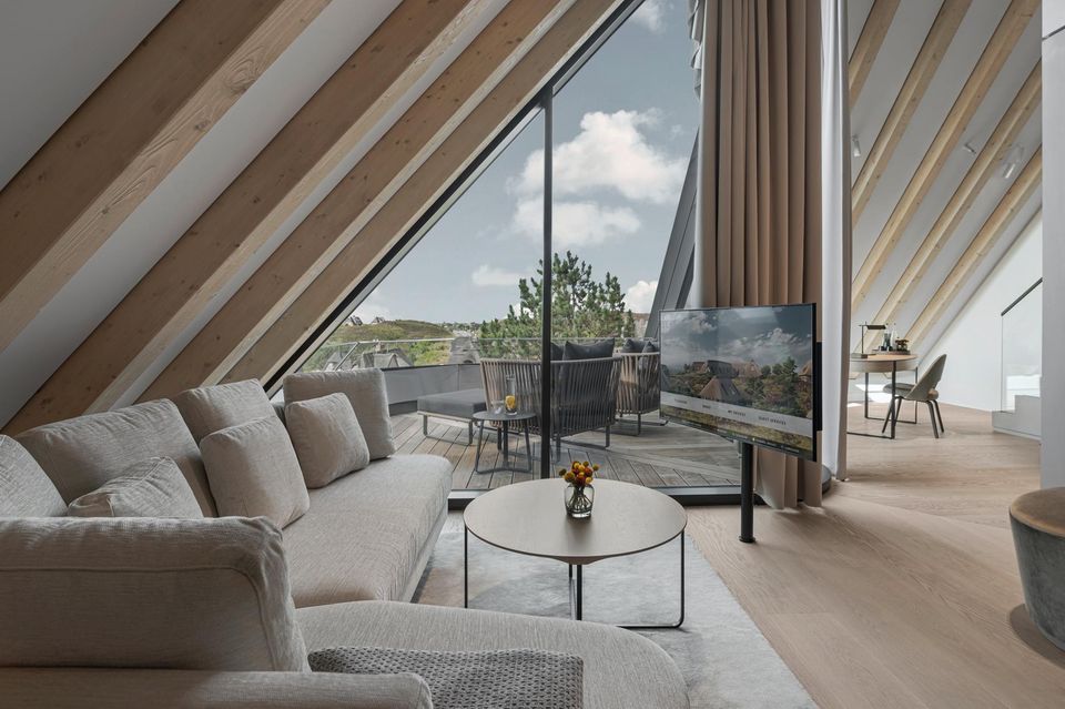 Die Architektur von Christoph Ingenhoven holt das idyllische „Draußen“ dank großer Fenster direkt in die Suite