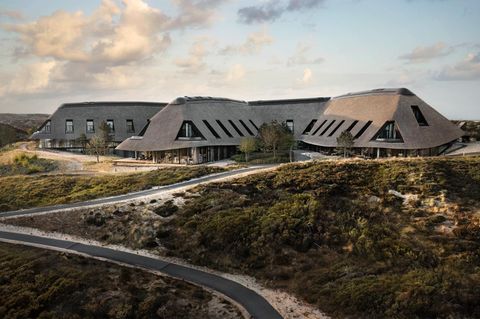 Unter dem großen Reetdach des Lanserhof Sylt unterstützt ein hochkarätiges Team aus Ärzten und Therapeuten die Gäste beim gesundheitlichen Neustart