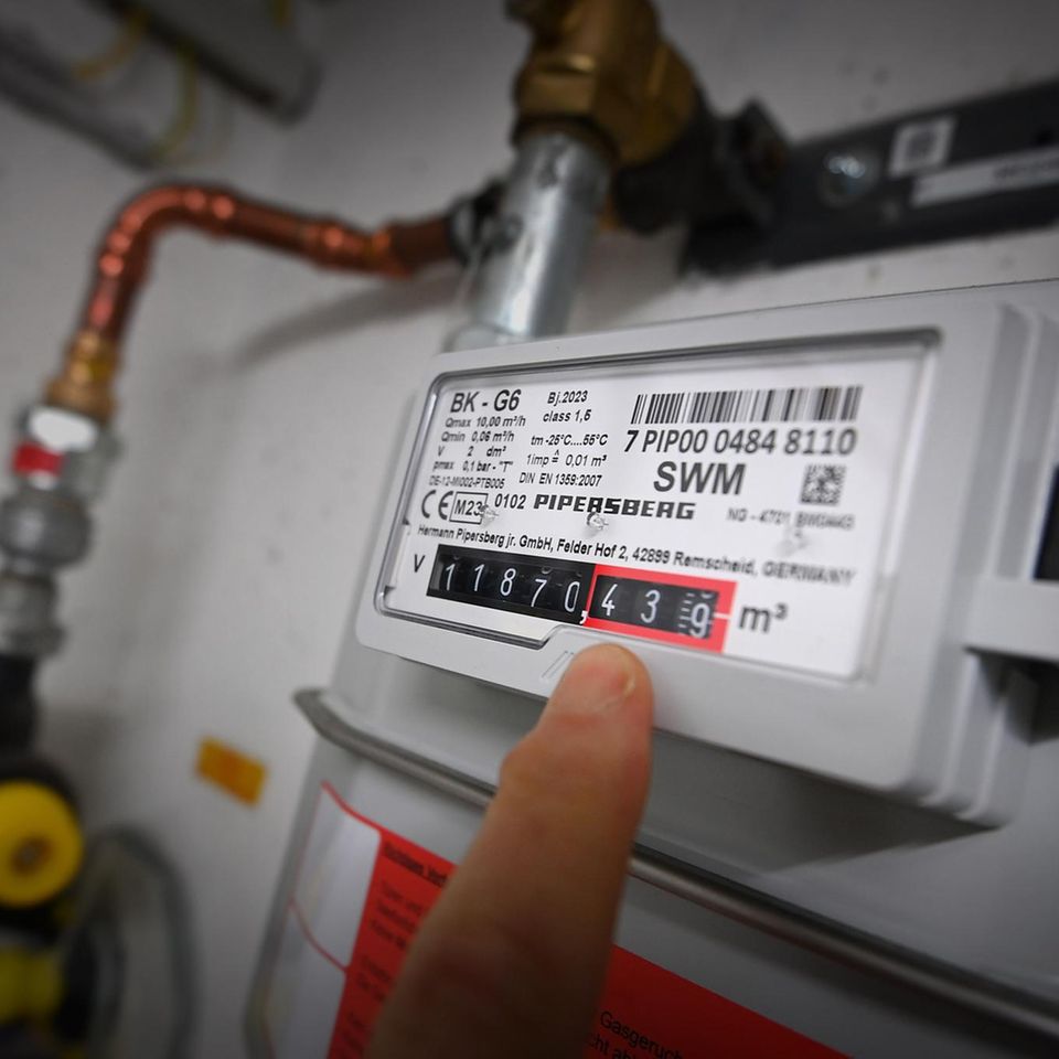 Gasanschluss mit Gaszähler im Keller eines Wohnhauses