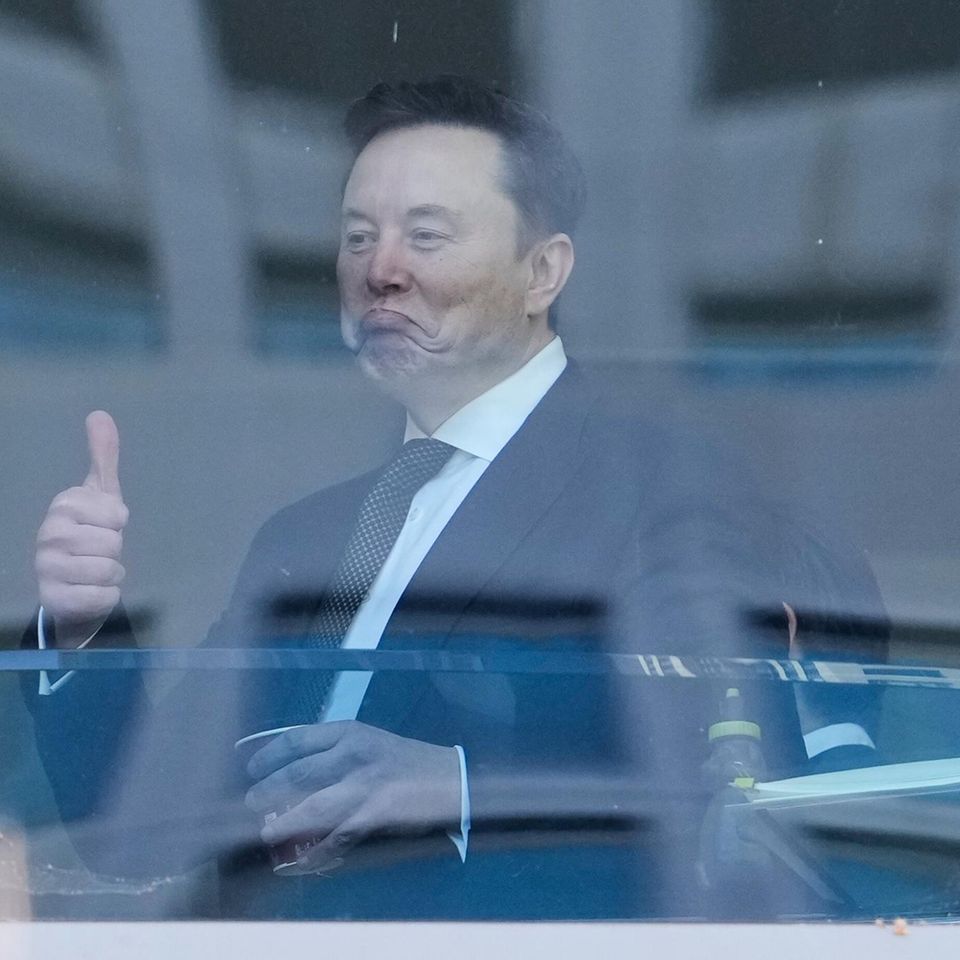 Elon Musk hinter einer Glasscheibe